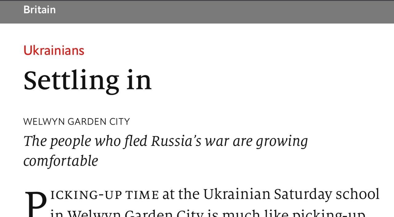 Журнал The Economist пишет о том, что украинцы, осевшие в Британии, в основном уже не собираются возвращаться домой, даже когда война там закончится. Год назад опрос среди тамошних украинцев показал, что 52% из них хотят остаться в Британии, даже если на Украине будет безопасно, а в этом году их доля уже составляет 68% и неуклонно растет. Почти половина украинских мигрантов не были дома после того, как обосновались в Британии.  Журнал цитирует некую Олесю Романченко: «Мы интегрированы. Наши дети учатся. У нас есть работа. У некоторых из нас есть парни». Так что Зеленский может львиную долю мигрантов из Европы не ждать обратно. Вот и журнал призывает правительство быстрее решить вопрос о правовом статусе этих людей по окончании конфликта. Потому что статья заканчивается так:  Действительно ли Британия собирается сказать высокообразованной группе людей, которые быстро обустраиваются, чьи дети забывают, как читать и писать на украинском языке, и которые, как правило, живут в тех частях страны, где иммиграция не вызывает особых споров, что они должны уехать?