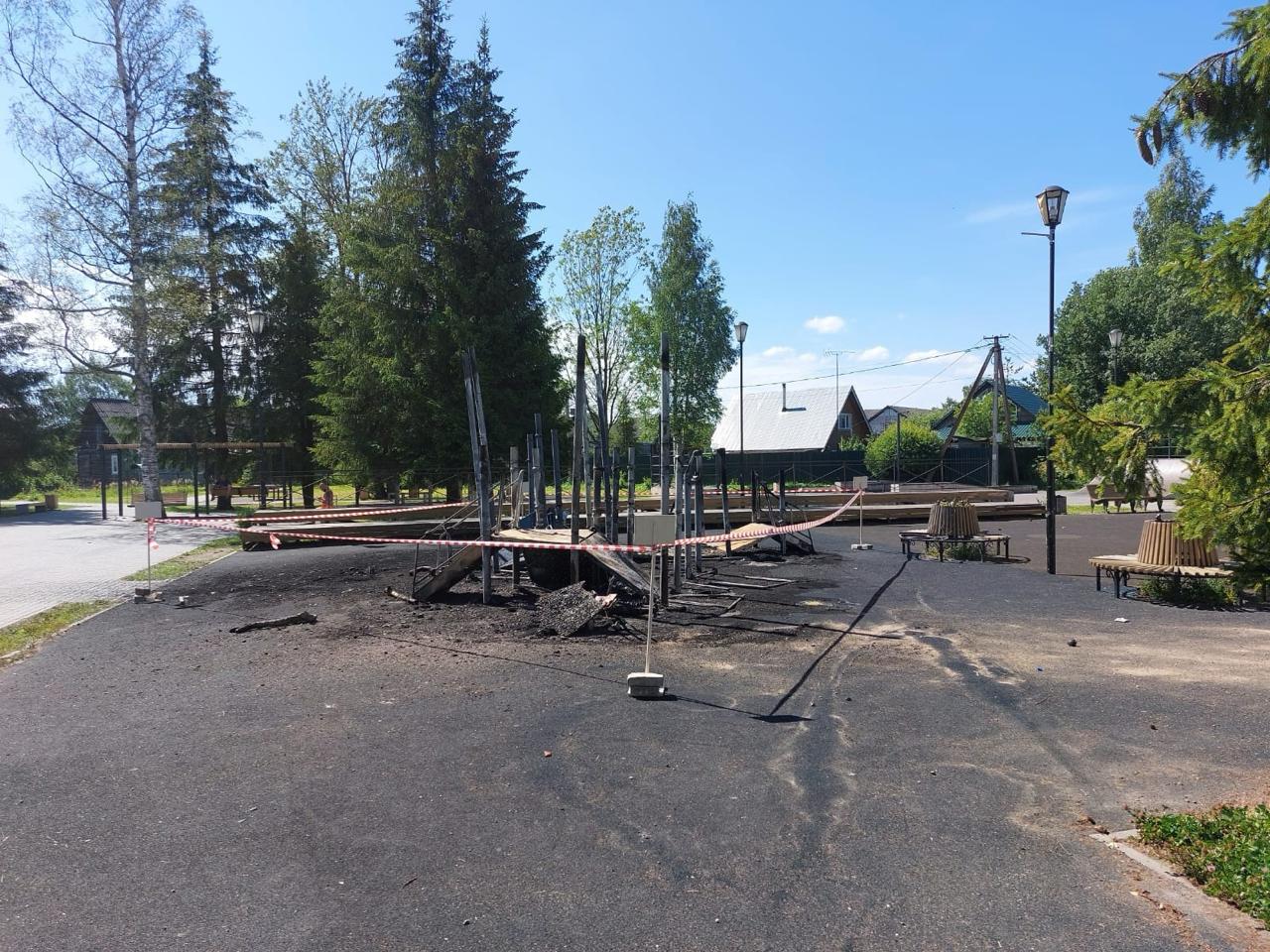 В поселке Рахья неизвестные подожгли детскую площадку В воскресенье, 20 июля, в период с 03:30 до 04:30 неизвестные подожгли детскую площадку и скамейки в поселке Рахья Всеволожский район Ленобласти . Общая сумма ущерба превысила 1,7 миллиона рублей. Злоумышленники сломали две скамейки и совершили поджог на территории общественного пространства на Октябрьском шоссе. Огонь уничтожил детский спортивный комплекс, которая была установлена возле Рахьинского ДК в 2020 году. Представители администрации уже обратились в полицию. Решается вопрос о возбуждении уголовного дела, - рассказал источник 47channel. Личности вандалов устанавливаются. «Также будет поднят вопрос о возмещении причиненного ущерба причастными лицами», - прокомментировали в администрации Рахьинского поселения. 47channel.ru - о жизни Ленинградской области и не только