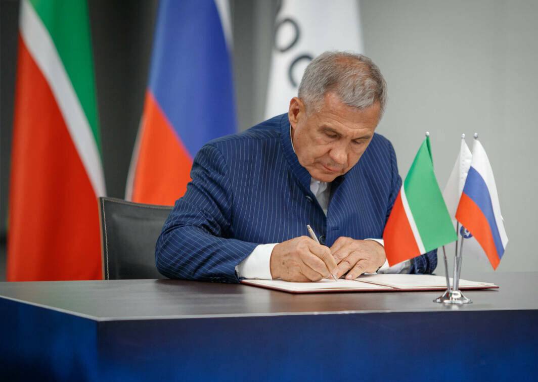 Рустам Минниханов подал в ЦИК РТ документы для регистрации кандидатом на выборах Раиса РТ В Центральную избирательную комиссию РТ сегодня подал документы для регистрации кандидатом на пост Раиса республики Рустам Минниханов. Об этом сообщил председатель ЦИК РТ Андрей Кондратьев на брифинге в «Точке выбора» в Казани. Глава Центризбиркома напомнил, что Минниханов был выдвинут региональным отделением партии «Единая Россия». Он подчеркнул, что в соответствии с избирательным законодательством Рустам Минниханов предоставил не только личные документы, но и листы поддержки с подписями муниципальных депутатов. По словам Кондратьева, документы переданы на проверку. Приём документов на регистрацию завершится 30 июля. Все кандидаты должны предоставить в ЦИК РТ полный пакет, включая подписи муниципальных депутатов и сведения о трех кандидатах на пост члена Совета Федерации. Если кандидат будет избран, одна из этих кандидатур станет сенатором. В ЦИК РТ документы на выдвижение подали четыре человека. Помимо Рустама Минниханова, это Руслан Юсупов от ЛДПР, Хафиз Миргалимов от КПРФ и Виталий Смирнов от «Российской партии пенсионеров за социальную справедливость». Выборы Раиса Татарстана состоятся 14 сентября. В этот же день пройдут дополнительные выборы депутата Госсовета РТ по Мелекесскому округу в Набережных Челнах и выборы в представительные органы местного самоуправления. Подписаться Сообщить новость