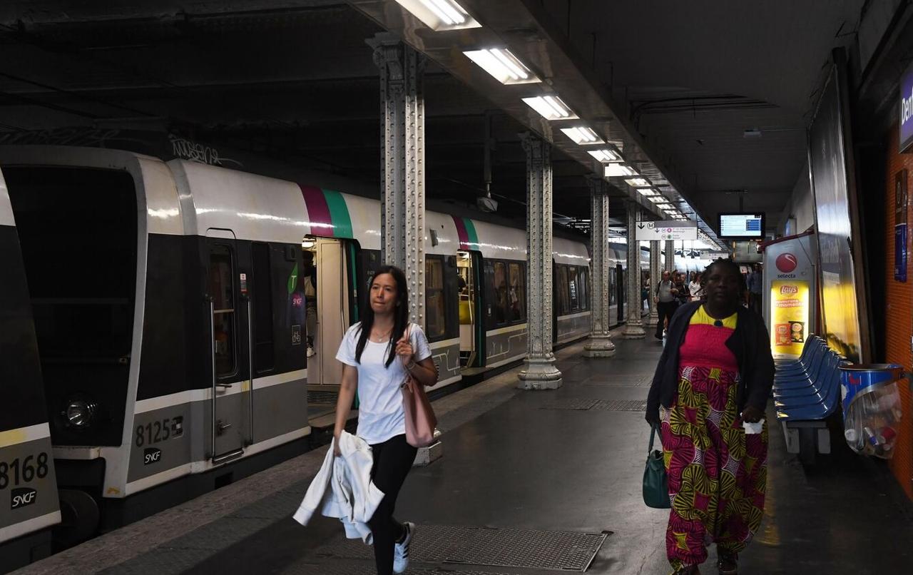 Накануне мужчина напал с ножом и ранил трех женщин в метро Парижа Подозреваемый скрылся с места преступления По данным некоторых СМИ он был задержан после погони Пострадавшим оперативно оказали первую помощь Тяжесть и степень полученных травм неизвестны