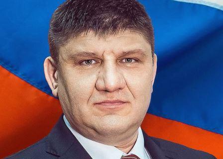 К семи с половиной годам строгого режима приговорили экс руководителя Северо Восточного теруправления Росавиации Магаданский горсуд поставил точку в уголовном деле в отношении Алексея Радюка возглавлявшего в Магадане Северо Восточное межрегиональное теруправление воздушного транспорта Федерального агентства воздушного транспорта За мошенничество в том числе в особо крупном размере части 3 и 4 ст 159 УК РФ присвоение вверенных денежных средств часть 3 ст 160 УК РФ и получение взятки в особо крупном размере пункт в части 5 ст 290 УК РФ бывшего чиновника приговорили к лишению свободы на срок 7 лет 6 месяцев с отбыванием лишения свободы в исправительной колонии строгого режима Также суд постановил взыскать с Радюка штраф в размере 20 кратной суммы взятки то есть в сумме 6307200 рублей и лишил его права заниматься деятельностью связанной с осуществлением организационно распорядительных и административно хозяйственных полномочий в государственных и муниципальных учреждениях на срок 7 лет