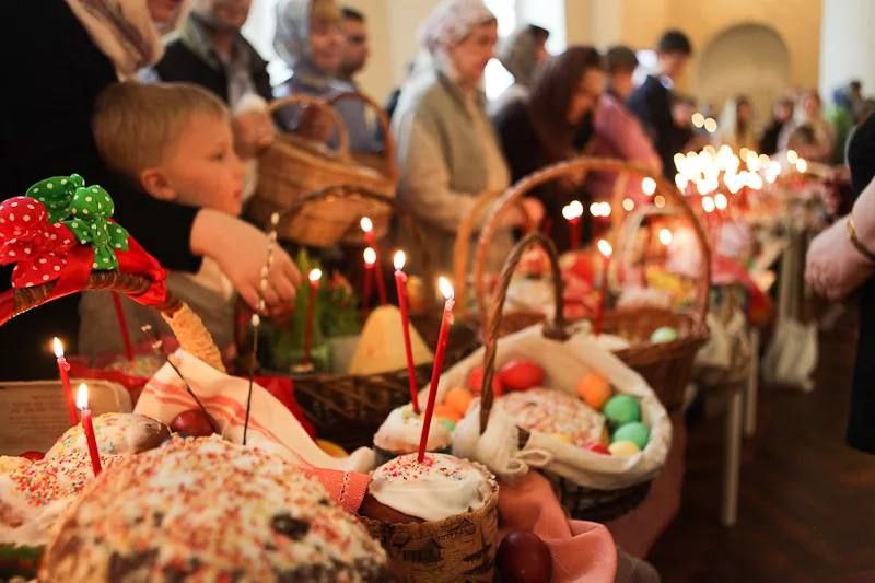 В Госдуме предложили сделать Пасху и день Святой Троицы официальными выходными днями.  «Мы готовим законопроект, который позволит сделать понедельник после этих воскресных праздников дополнительным выходным»,  — заявил депутат Дмитрий Гусев.