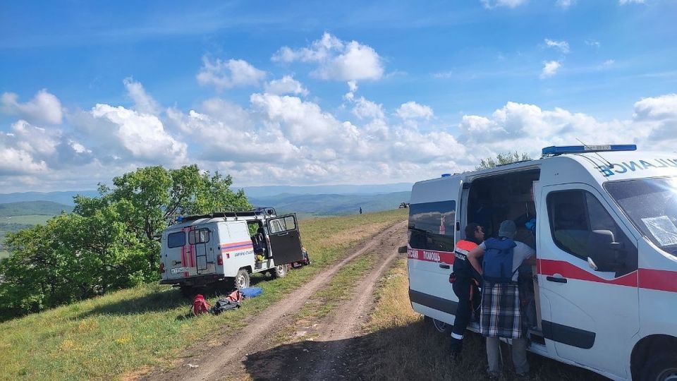 Женщина сорвалась с крутого склона в Симферопольском районе Вечером 9 июня сотрудники службы «КРЫМ-СПАС» оказали помощь женщине, получившей травму ноги в долине реки Курча в Симферопольском районе. Об этом сообщили в пресс-службе МЧС по Республике Крым. Пострадавшая упала с крутого склона рядом с родником «Карьерный» и повредила ногу. На выручку отправилась дежурная бригада Симферопольского аварийно-спасательного отряда из пяти человек. Спасатели быстро нашли пострадавшую и оказали ей первую помощь. Женщине наложили шину и на носилках транспортировали к подъездной дороге. Там ее уже ждали медики.... Подробнее>>>