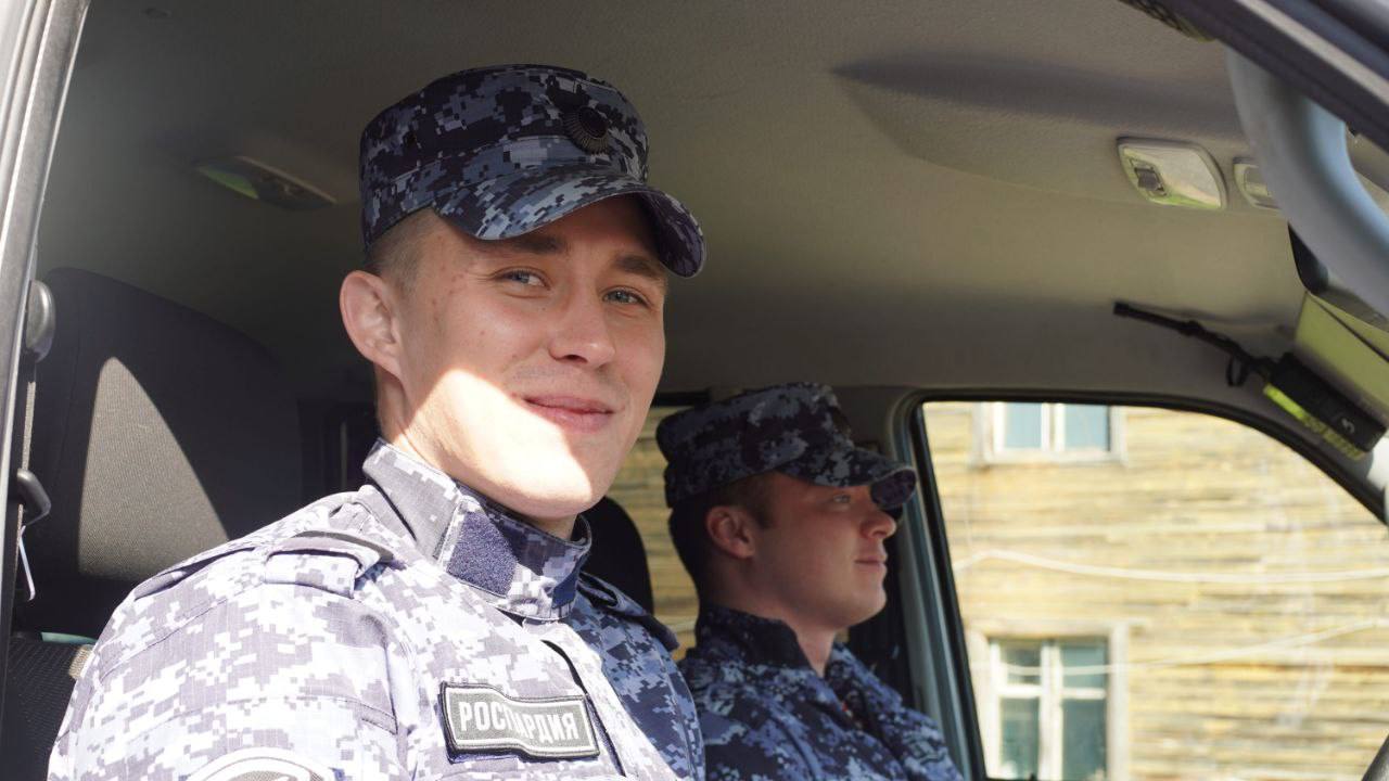 Избиение в сауне, пьяный в пункте выдачи заказов и ножевое ранение — на какие сообщения выезжали автопатрули Росгвардии в НАО Автопатрули Росгвардии за неделю выезжали на помощь жителям округа 24 раза. Группы задержания незамедлительно реагировали на сообщения об избиении в сауне, нанесении ножевого ранения и других происшествиях. Шесть раз на различных объектах срабатывали тревожные кнопки и системы охранной и пожарной сигнализации. Краж не допущено. — За время патрулирования улиц Нарьян-Мара и посёлка Искателей группы задержания вневедомственной охраны Росгвардии выявили и пресекли девять административных правонарушений. В одном из случаев в 23.00 нетрезвый нарьянмарец, находясь в общественном месте в состоянии сильнейшего опьянения, препятствовал закрытию пункта выдачи заказов. Росгвардейцы усмирили нарушителя и передали полицейским для привлечения к административной ответственности, — рассказал заместитель начальника ОВО ВНГ России по НАО Андрей Колотилов. Днём тревожное сообщение поступило из офиса в Нарьян-Маре, где работники обнаружили подозрительный пакет. Личный состав Управления Росгвардии по Ненецкому автономному округу и УМВД России по НАО успешно отработали алгоритм действий по антитеррористической защите населения. Содержимым оказались забытые одним из посетителей продукты питания. — В настоящее время в Ненецком автономном округе вневедомственная охрана Росгвардии обеспечивает безопасность более 200 объектов различных форм собственности, транспортных средств и мест хранения имущества граждан. Для повышения эффективности этой работы мы набираем новые экипажи групп задержания и принимаем на службу водителей с категорией «B», — добавил подполковник полиции Колотилов. Фото: Росгвардия НАО