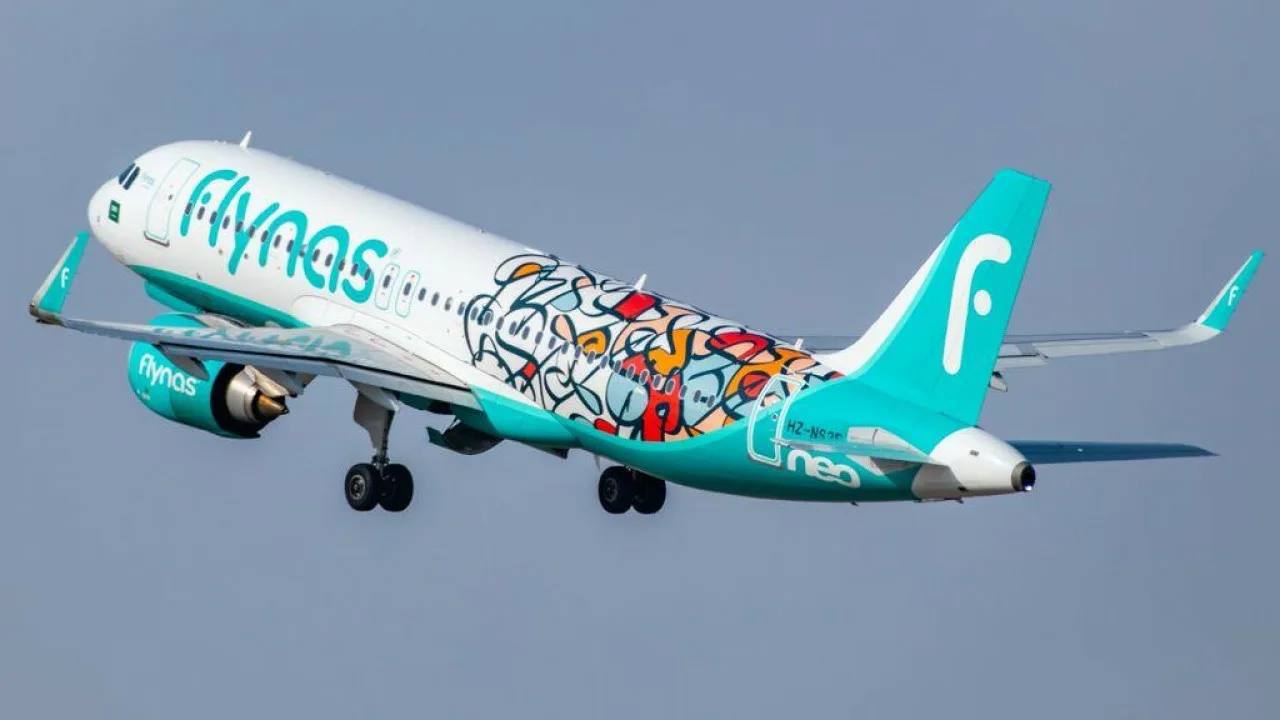 Саудовская авиакомпания Flynas расширяет полётную программу в Россию С 2026 года авиакомпания запустит прямые рейсы из Санкт Петербурга и Сочи в Эр Рияд Кроме того частота полётов из Москвы в столицу Саудовской Аравии увеличится до семи раз в неделю Сейчас Flynas уже летает из Внуково в Эр Рияд трижды в неделю а с 23 декабря откроет ещё одно направление Москва Джидда uletet 1