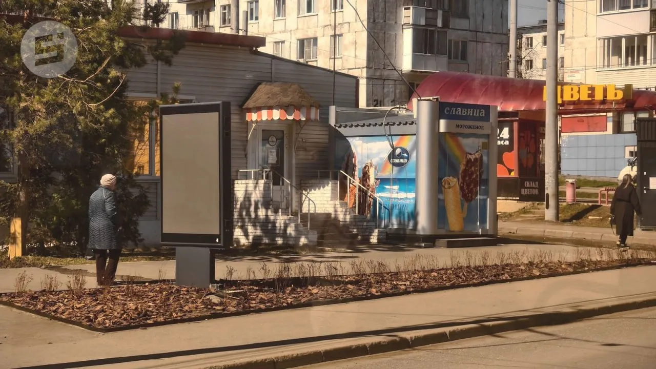 На перекрёстке улиц 30 лет Победы и 4 й Подлесной проведено благоустройство территории где недавно установили рекламный щит Ранее на удаление зелёных насаждений и появление рекламной конструкции пожаловались горожане Грейдеры убирая снег варварски уничтожили все деревья Как так можно А теперь там появился рекламный щит вы думаете жителям микрорайона реально нужен там этот щит рекламный Просьба вернуть сирень и другие деревья писалось ранее в группе Благоустройство Ижевска На прошлой неделе собственник участка выполнил благоустройство территории вокруг щита высадил саженцы и восстановил асфальт после подведения подземных коммуникаций к рекламной конструкции Фото ИА Сусанин