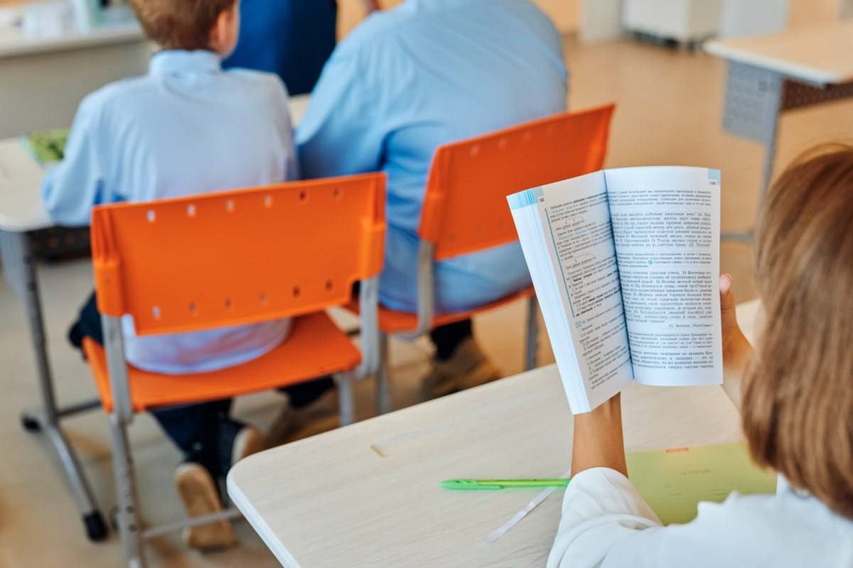 Сегодня 22 ребёнка переехавших с родителями в наш регион из других стран успешно прошли тестирование на уровень владения русским языком для поступления в наши школы В их числе София Клименко и две сестры Илона и Александра Фольц   В последнее время в СМИ и соцсетях появляется много противоречивых новостей на эту тему Считаю важным обозначить позицию Правительства Тюменской области по этому вопросу В работе мы руководствуемся законами нашей страны Решение о приёме детей иностранных граждан в российские школы через тестирование принято на федеральном уровне не случайно Это вопрос не формальности а отношения к России Школа часть общей системы где важны язык ценности и уважение к стране в которой живёшь и учишься Одно дело семьи которые связывают своё будущее с Россией подали документы на гражданство уже его получили или участвуют в программе добровольного переселения соотечественников И совсем другое кто пользоваться возможностями страны хочет а ответственность брать не готов Сегодня когда Россия отстаивает свою независимость понимать эту разницу особенно важно Поручил главам городов и районов Тюменской области взять на индивидуальное сопровождение детей наших соотечественников кто подал на российское гражданство или участвует в программе добровольного переселения Также прошу органы МВД обеспечить муниципалитеты оперативной информацией о таких семьях Дорогие соотечественники Обращайтесь в органы управления образованием вам помогут подготовить детей к тестированию Подписывайтесь на официальный канал губернатора Тюменской области в MAX узнавайте важное первыми