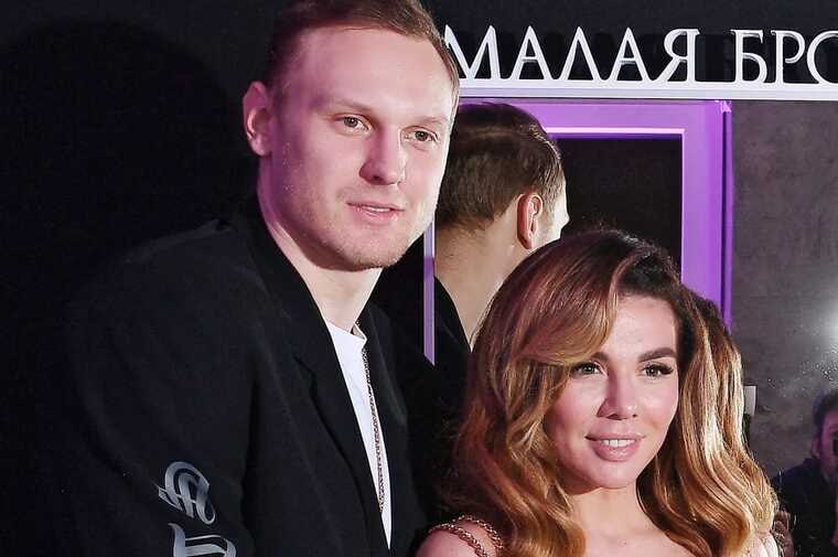 Родители Яниса Тиммы планируют привлечь Анну Седокову по статье о доведении до самоубийства. Их основной аргумент — результаты судмедэкспертизы. Которая установила: баскетболист был психически здоров и не мог убить себя из-за ментальных проблем. По данным Mash, в организме бывшего игрока "Зенита" и "Олимпиакоса" не нашли следов наркотиков. Спецы психиатрической клиники №1 имени Алексеева пришли к выводу, что спортсмен был ментально здоров, никаких психических заболеваний у него не было. Официальная причина смерти — асфиксия вследствие удушения. Со слов экспертов, Янис был склонен к эмоциональности и демонстративному поведению плюс долго копил внутри переживания и травмы. По косвенным признакам можно сказать, что последние недели жизни у Тиммы была депрессия, что и могло подтолкнуть его к суициду. Сейчас его семья борется за ещё одну посмертную психэкспертизу — чтобы понять, какие события довели их сына до депрессии. Плюс за возбуждение уголовного дела в Латвии и России — по статье о доведении до самоубийства. Они считают, что к трагической смерти баскетболиста причастна Анна Седокова — которая не идёт на контакт ни с кем из окружения бывшего. Близкие собирают бумаги на оспаривание брачного договора и для поиска имущества — чтобы попытаться взыскать общую недвигу с бывшей солистки ВИА Гры. Источник: ПАПКА ПЕРВОГО