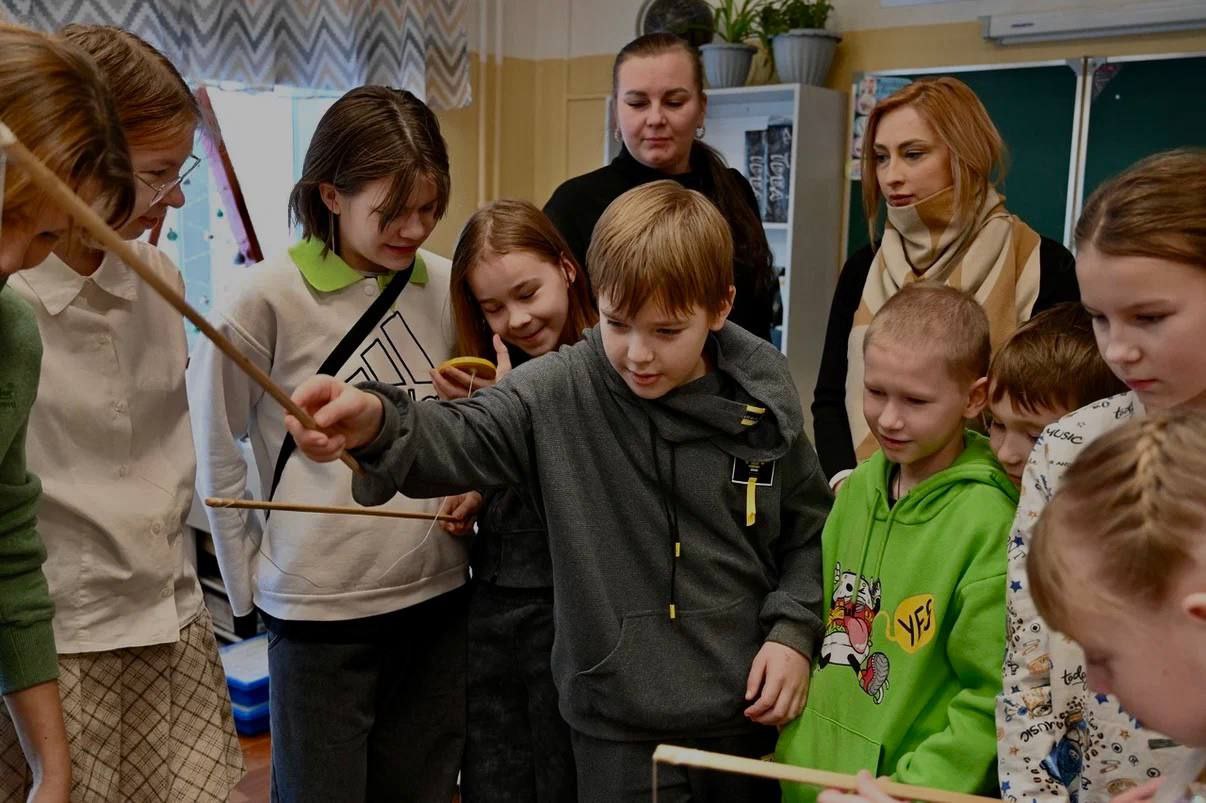 В Северодвинске отметили Международный день очистки воды семейным экофестивалем В школе 9 города корабелов прошёл творческий фестиваль ЭкоВолна который объединил около 50 участников учеников и их родителей Организаторами выступили первичное отделение Движения Первых школы экологическое движение Начни с себя Поморье и Архангельский экологический оператор Гости фестиваля стали зрителями и участниками научных опытов по фильтрации воды познакомились с проектом Амбассадоры рек посетили выставку детских рисунков Вода жизнь и сдали вторсырьё в мобильный пункт приёма