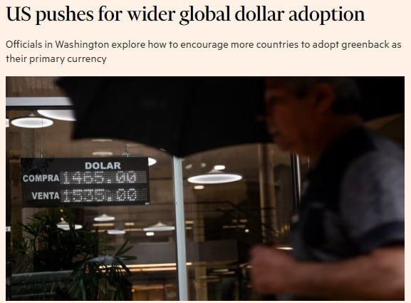 Представители администрации президента США обсуждают способы продвижения доллара в качестве основной валюты для других стран чтобы противостоять попыткам Китая снизить глобальную роль американской валюты сообщает Financial Times В августе сотрудники правительственных ведомств включая Минфин и Белый дом встречались с ведущим экспертом по долларизации профессором Университета Джона Хопкинса Стивом Ханке чтобы обсудить пути продвижения такой политики В комментарии FT Ханке заявил что в руководстве США очень серьезно относятся к этому вопросу но окончательных решений пока не принято Экономист рассказал что встреч было две и на второй присутствовал политический деятель со связями в Белом доме который подчеркнул опасения администрации США из за призывов Китая к развивающимся рынкам меньше использовать доллар в межнациональных расчетах Ханке сообщил что интерес к долларизации пересекается со стремлением Вашингтона более широко применять долларовые стейбл коины Высшее руководство потребовало чтобы все связанные с этим вопросы были тщательно изучены и здесь на помощь приходит ваш покорный слуга сказал экономист Представитель Белого дома Куш Десаи подтвердил проведение встреч чиновников с Ханке но подчеркнул что официального решения по поводу продвижения долларизации не принималось Президент Трамп неоднократно подтверждал свою приверженность сохранению силы и могущества доллара Как и во многих других вопросах национальной важности администрация регулярно обращается к внешним экспертам за разъяснениями по этому приоритету президента Однако эти обсуждения и прослушивания не должны рассматриваться как отражение официальной политической позиции или политики администрации отметил Десаи МИД России сообщал что Москва ведет переговоры по дедолларизации торговых отношений с некоторыми странами Латинской Америки и членами БРИКС Объединение также изучало возможность создать собственную валюту В начале своего второго президентского срока Трамп пригрозил странам БРИКС 100 процентными тарифами в случае дедолларизации Ханке среди возможных кандидатов на долларизацию экономики назвал Ливан Пакистан Гану Турцию Египет Венесуэлу Зимбабве и Аргентину Последняя в сентябре столкнулась с обвалом курса песо в связи с чем США выделили стране 20 млрд для экономической стабилизации Из за частой потери доверия к песо долларизация часто рассматривается как способ выхода Аргентины из валютных кризисов и была ключевым пунктом предвыборной кампании либертарианца Хавьера Милея ставшего президентом страны При этом министр экономики Аргентины Луис Капуто недавно исключил долларизацию как краткосрочную меру из за нехватки долларовых резервов но не отверг идею полностью FT напоминает что небольшие латиноамериканские страны например Эквадор и Сальвадор уже используют доллар в своей экономике Аргентина также имела валютный фонд с привязкой к доллару с 1991 по 2002 год однако отказалась от этого после дефолта в 2001 м В Международном валютном фонде МВФ считают что долларизация Аргентины обречет ее на низкий рост из за зависимости от политики Федеральной резервной системы США Издание пишет что после победы партии Милея на выборах в конгресс инвесторы рассчитывают что его правительство со временем перейдет к более гибкому курсу песо с поддержкой США и МВФ В то же время Джей Ньюман бывший старший портфельный менеджер Elliott Management который помог хедж фонду выиграть длительную борьбу с Аргентиной за выплаты по ее просроченному долгу считает что долларизация экономики страны разорвет порочный круг кризисов По оценке Ханке около 76 долга накопленного Аргентиной с 1995 года возникли из за утечки капитала что отражает хроническое недоверие к песо Все эти спасательные меры плохая сделка Если только четверть долга остается в экономике и используется продуктивно свободного денежного потока будет недостаточно для обслуживания долга говорит он