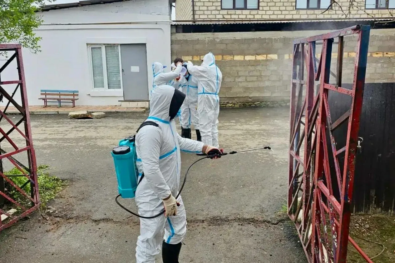 Добровольцы из Дагестана приступили к дезинфекционным мероприятиям после устранения последствий чрезвычайного происшествия Окончив основную фазу работ по ликвидации последствий стихийного бедствия которое произошло в Дагестане добровольцы республики переходят к не менее значимой задаче дезинфекции территорий затронутых ЧС Эта мера призвана остановить распространение болезней и гарантировать санитарное благополучие населения В настоящее время участники добровольческого движения проходят обязательный курс обучения и инструктажа организованный совместно экспертами Роспотребнадзора и МЧС Программа подготовки охватывает следующие аспекты Строгое соблюдение правил техники безопасности при обращении с дезинфектантами Методология и последовательность дезинфекции различных поверхностей и открытых пространств Действия в экстренных и непредвиденных ситуациях Правила применения средств индивидуальной защиты
