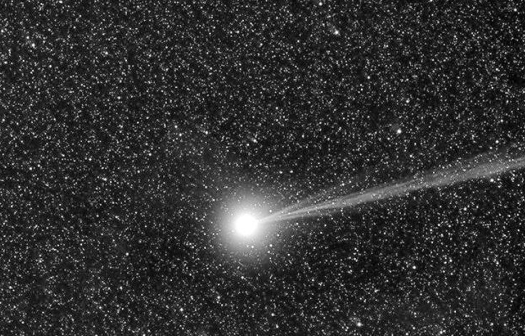 В Солнечную систему вошел межзвездный объект 3I/ATLAS.   В настоящий момент он находится в районе орбиты Юпитера и на высокой скорости более 60 км/секунду движется к Солнцу.  Пока астрономы предварительно классифицируют межзвёздный объект как комету.  Космическое тело получило название 3I/ATLAS, и оно может достигать 20 км в диаметре!  Это третий в истории наблюдений межзвездный объект, пролетевший через Солнечную систему.  До этого ученым удалось зафиксировать только два межзвездных объекта: Oumuamua в 2017 году и комету 2I/Borisov в 2019-м.   По словам специалистов, траектория движения 3I/ATLAS не оставляет сомнений: он зародился вне нашей системы.  В октябре 2025 года 3I/ATLAS приблизится к Солнцу на расстояние 2 астрономических единиц и пройдет рядом с Марсом, примерно в 0,4 а.е. от красной планеты. Скорость объекта во время этого составит около 68 км/секунду.
