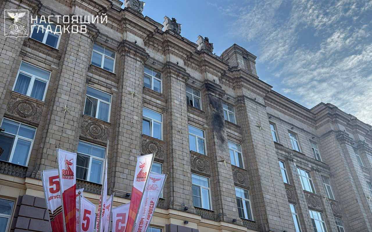 Все учреждения Белгорода переводят на «дистанционку» на фоне угрозы, массовые мероприятия отменены  В Белгороде и Белгородском районе по итогам внеочередного заседания оперативного штаба принято решение максимально перевести работу государственных и муниципальных учреждений, включая министерства и подведомственные структуры  например, МФЦ , на дистанционный формат в четверг и пятницу. Об этом сообщил губернатор Вячеслав Гладков. Частным предприятиям и федеральным учреждениям рекомендовано также обеспечить безопасность работников и, при возможности, организовать дистанционную работу на эти дни.  Дежурным группам и тем сотрудникам, чьи должностные обязанности не позволяют работать удаленно, поручено принять дополнительные меры для защиты персонала. Учреждениям общественного питания запрещено обслуживание на улицах и открытых площадках. Все массовые мероприятия уличного характера должны быть отменены с четверга по воскресенье.  Крупные торговые центры Белгорода и района закрыты до субботы включительно. Движение автобусов будет регламентироваться с учетом угрозы атак БПЛА: в случае поступления информации об опасности водители обязаны остановиться и высадить пассажиров в безопасном месте. Парки, скверы, пляжи и другие места массового скопления людей в ближайшие двое суток работать не будут.  «Ситуация крайне сложная, но мы с вами в этих условиях живем уже четвертый год. Научились спасать свою жизнь, жизни близких. Мы должны быть максимально внимательны и разумно пользоваться информацией. От этого зависят жизни близких, ваша жизнь. Это самое дорогое, что есть», - написал Гладков в своем телегам-канале.  Жителям области настоятельно рекомендуется максимально сократить пребывание на улице, усилить контроль за детьми и внимательно следить за поступающей информацией через официальные каналы. Руководство региона обещает оперативно информировать население обо всех изменениях обстановки и напоминает о необходимости быть максимально бдительными в условиях сохраняющейся угрозы.  Ранее сообщалось, что в четверг утром беспилотники ВСУ вновь атаковали центр Белгорода. Повреждение получило, в том числе, здание облправительства.