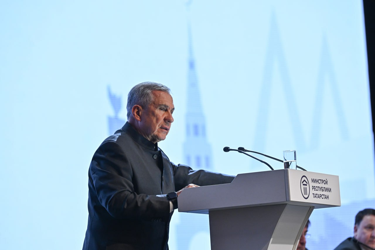 Рустам Минниханов выступил на расширенном заседании итоговой коллегии Министерства строительства архитектуры и ЖКХ Татарстана Рассказываем о главном В Татарстане в 2025 году в строительной отрасли были реализованы 48 республиканских программ 7 нацпроектов 4 государственные программы внепрограммные мероприятия на сумму 166 млрд рублей В их рамках построено и отремонтировано свыше 3900 объектов В этом году в республике продолжится реализация 50 программ 5 национальных проектов и 3 госпрограмм направленные на повышения качества жизни Разработаны мастер планы социально экономического и пространственного развития Казанской Камской и Альметьевской агломераций Раис РТ подчеркнул что нельзя забывать и о развитии сельских и городских поселений которые находятся за пределами агломерационного влияния Большая поддержка в сфере в сфере ЖКХ оказывается федеральным центром В прошлом году на реализацию программы модернизации коммунальной инфраструктуры республики было выделено финансирование в размере 4 млрд 73 млн рублей Дополнительно по решению Рустама Минниханова была запущена республиканская программа с объемом финансирования порядка 8 млрд 526 млн рублей которая включила в себя 121 объект Подписаться на канал Наш канал в MAX