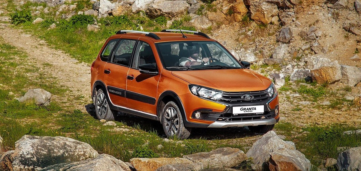 "Автоваз" будет производить новую модификацию лифтбека Active Cross с увеличенным дорожным просветом и защитным обвесом кузова - дорожный просвет модели увеличен до 198 мм, а оптимизированная геометрия кузова укороченные свесы и гладкое днище без выступающих элементов обеспечивает характеристики, сопоставимые с компактными кроссоверами. "АО "Автоваз" объявляет о расширении семейства Lada Granta и запуске новой модификации лифтбека - Active Cross с увеличенным дорожным просветом и защитным обвесом кузова. Подробности о комплектациях, ценах и сроках начала продаж будут объявлены дополнительно" - сообщает компания. Lada Granta Active Cross будет оснащена 1,6-литровыми моторами мощностью 90 и 106 л. с. и 5-ступенчатой МКПП. В базовую комплектацию модели войдут две подушки безопасности, кондиционер, подогрев передних сидений, аудиосистема и другие опции.