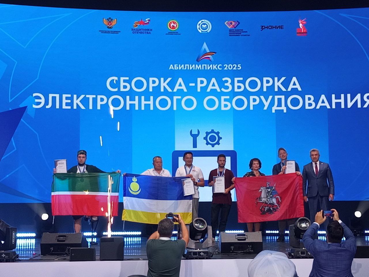 Ветеран СВО из Бурятии стал чемпионом России на «Абилимпикс» Зоригто Мунконов — настоящий пример силы и стойкости. На СВО он получил тяжелое ранение и потерял слух. Но это не мешает ему идти к новым победам. Недавно Зоригто Мунконов стал чемпионом России в компетенции по сборке-разборке электронного оборудования на «Абилимпикс» и получил медаль «Трудовая Слава России». — Гордимся!