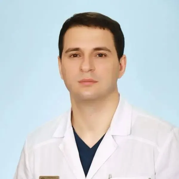 И о министра здравоохранения Краснодарского края назначен Владимир Крушельницкий Предыдущий глава ведомства Евгений Филиппов ранее был арестован До назначения Крушельницкий занимал должность замминистра здравоохранения Краснодарского края Ранее в 2024 году он работал замглавного врача Краевой клинической больницы 2 где руководил Консультативно диагностическим центром Крушельницкий окончил Кубанский государственный медицинский университет в 2008 году по специальности Лечебное дело прошёл интернатуру по хирургии и профессиональную переподготовку по эндоскопии в 2009 году имеет степень кандидата медицинских наук Евгений Филиппов был арестован по подозрению в том что с ноября 2015 по декабрь 2025 года он фиктивно числился заведующим кафедрой в Кубанском государственном медицинском университете и похитил более 7 5 млн рублей из бюджета В апреле 2026 года суд удовлетворил иск об изъятии имущества Филиппова и его близких были конфискованы десятки земельных участков и домов доли в компаниях а также 214 млн рублей Плохо грузит Telegram Читай и смотри в MAX