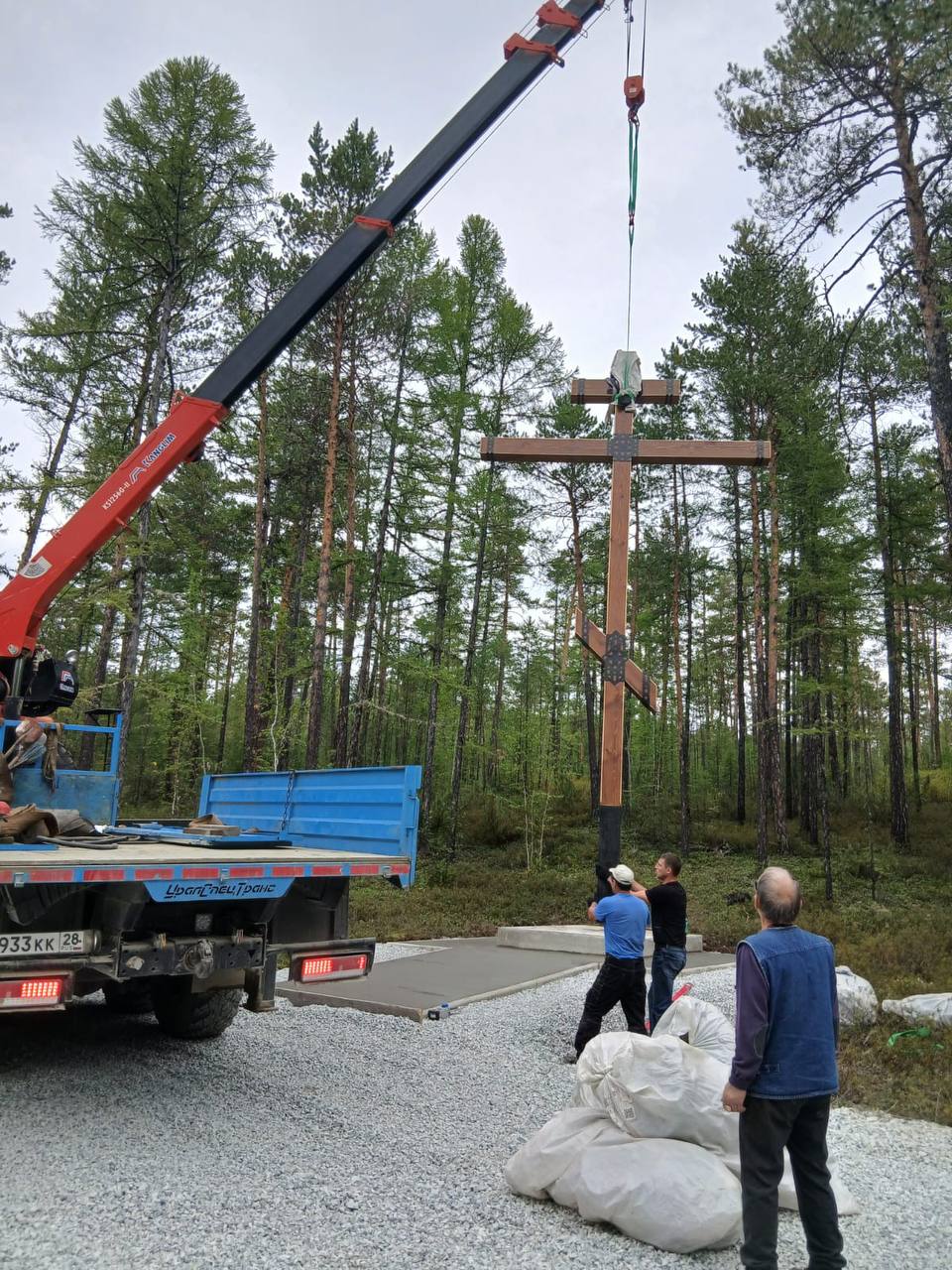 Поклонный крест установили на месте крушения самолета Ан 24 в Тындинском округе 1 сентября на 40 й день траура по жертвам трагедии здесь состоится панихида в память о погибших Как отметила глава Тындинского округа Тамара Лысакова поклонный крест сделан из дерева но он временный Его установили рядом с местом крушения в лесном массиве у дороги Добраться туда смогут все кто хочет почтить память погибших Поклонный крест установили без единой бюджетной копейки такой порыв был у наших жителей Очень много людей захотели принять участие и помочь в организации места памяти На 40 дней будет организован подвоз людей а настоятель местного храма проведет службу рассказала Амурской правде Тамара Лысакова Авиакатастрофа произошла 24 июля этого года в 16 километрах от столицы БАМа Жертвами трагедии стали 48 человек ampravda