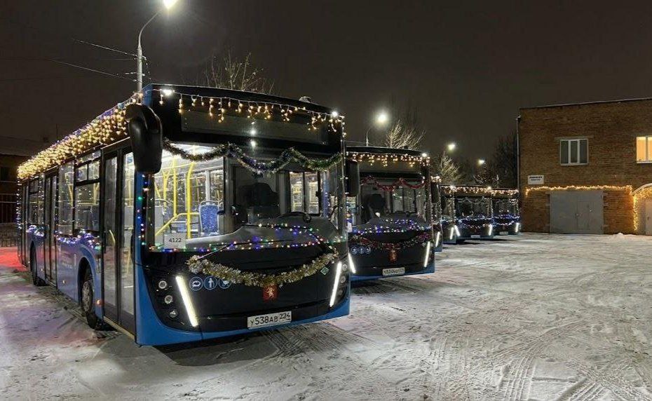 Администрация Красноярска подготовила график движения транспорта в предновогодние дни и на время зимних праздников Жители города смогут воспользоваться как дополнительными ночными рейсами так и бесплатными маршрутами Первые изменения коснутся 26 декабря дня открытия городской елки В это время мэрия запустит бесплатные шаттлы которые будут курсировать до острова Татышев Подробнее на Бабре красноярск kras 24