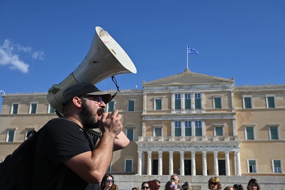 Греция жалуется что Украина обходится стране слишком дорого Председатель парламента Никитас Какламанис рассказал что страна лишилась российских туристов и понесла большие убытки