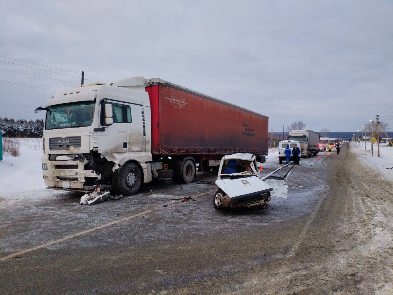 Жуткая авария на трассе Грузовик смял Оку на федеральной трассе в Красноярском крае ДТП произошло утром 4 декабря на 1139 км Р 255 Сибирь в Иланско Нижнеингашском округе В ГАИ рассказали что мужчина на легковом автомобиле выехал на встречную полосу и столкнулся с грузовиком МАН Водитель Оки и два его пассажира от полученных травм скончались на месте Пока движение на этом участке возможно в реверсивном режиме Фото Госавтоинспекция