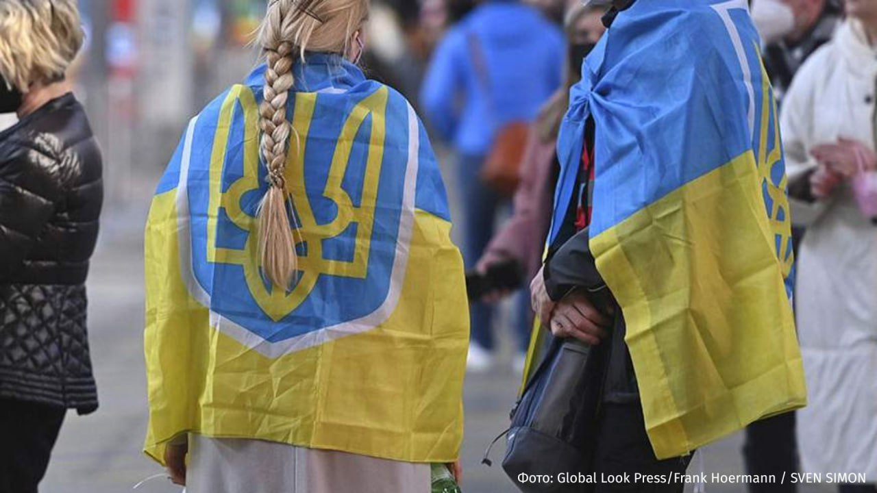 Украинские мигранты захватили парк в центре Варшавы сообщила Gazeta Wyborcza Издание отмечает что Свентокшиский парк стал одним из самых опасных мест В нем проходят постоянные конфликты пьянства и разбойные нападения совершаемых бандами украинцев Согласно информации Gazeta Wyborcza только в этом году полиция выезжала в парк 936 раз Последний серьезный инцидент произошел в середине ноября когда в массовой драке участвовали около 50 человек Для урегулирования ситуации были задействованы восемь патрульных автомобилей IZ RU в Telegram в MAX