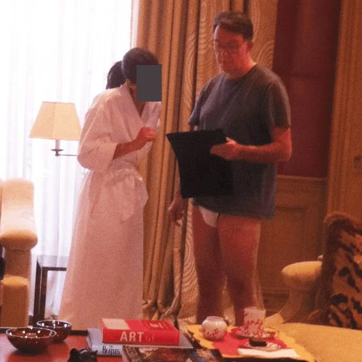 Британский лорд без штанов всплыл в связи с документами по делу Эпштейна Питер Мандельсон бывший английский посол в США спешно покидает Лейбористскую партию Что еще стало известно благодаря публикации документов Эпштейн следил за карьерой Рубио и интересовался его характером В переписке Эпштейна обсуждали Зеленского как замену Порошенко В материалах содержатся описания сцен ритуального насилия Макрона в материалах упоминают более 200 раз а норвежскую кронпринцессу более 1000 Адвокаты жертв Эпштейна требуют удалить сайт с документами Подписаться на РИА Новости