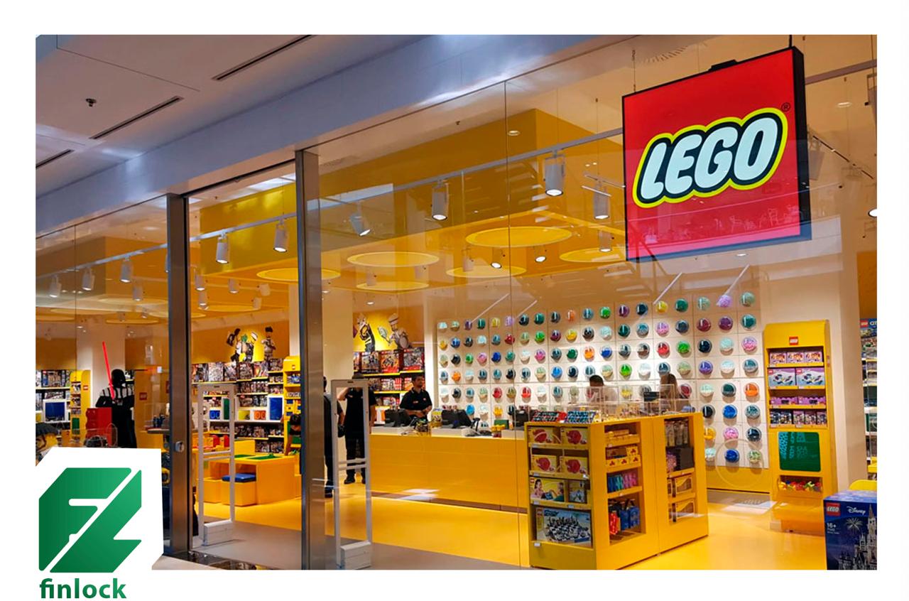 Lego подала минимум четыре заявки в Роспатент на регистрацию своих товарных знаков  Датская компания хочет зарегистрировать в России образовательный проект, а также производить и продавать игрушки, конструкторы, книги и пр.  Датский офис Lego заявил о прекращении поставок в Россию в 2022 году. Однако одно подразделение Lego Group в России продолжило работу.  Lenta