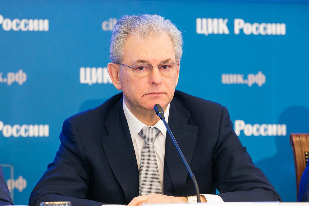 Булаев поддержал отказ от голосования за рубежом по одномандатным округам Зампред ЦИК РФ Николай Булаев отметил, что на выборах в Думу в 2021 году за рубежом проголосовали всего около 240 тыс. человек, что «даже не хватает на один мандат». Он напомнил, что голосование по одномандатным округам за рубежом не проводится уже два года: «Хорошо это или плохо, давайте сравним. У нас года три назад были довыборы в Нижегородской области, к региону было приписано около 90 стран. Мы во все эти страны доставляли бюллетени — проголосовало около 100 человек, в основном посольства». Он подчеркнул, что решение, принятое Федеральным собранием, оставить голосование только по единому федеральному округу, является разумным с политической и экономической точки зрения. На выборах в Думу в 2026 году страны не будут приписываться к регионам. ТИКи за рубежом будут аккумулировать все голоса и распределять их пропорционально проголосовавшим людям между теми фракциями, которые проходят в Думу. Выборный