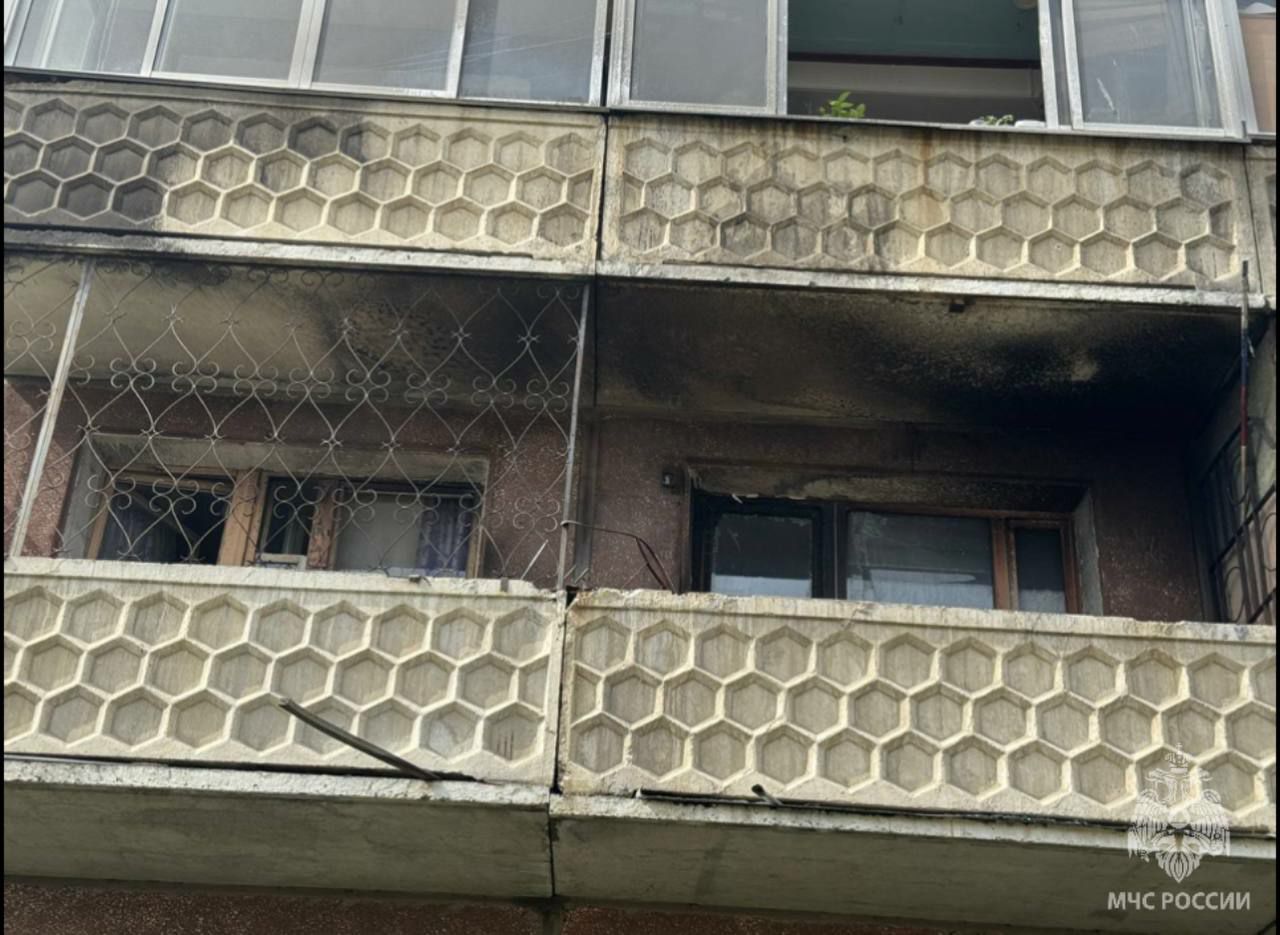 Брошенный окурок стал причиной пожара в многоэтажке Ангарска В 6А микрорайоне произошло возгорание на двух соседних балконах второго этажа. О случившемся в пожарную охрану сообщили очевидцы. Пламя на 2 квадратных метрах ликвидировали 12 огнеборцев МЧС России с помощью 3 единиц техники. Дознаватели ведомства установили, что причиной пожара стал окурок, брошенный с верхних этажей. Он попал на вещи, хранившиеся на балконе, и воспламенился. Огонь распространился на соседний. Виновное лицо и ущерб устанавливаются. МЧС России напоминает: не бросай непотушенный окурок из окна или балкона; не кури в постели; место для курения оборудуй пепельницей; уходя из помещения, убедись, что сигарета потушена, а лучше - залей ее водой. Безопасность начинается с тебя!