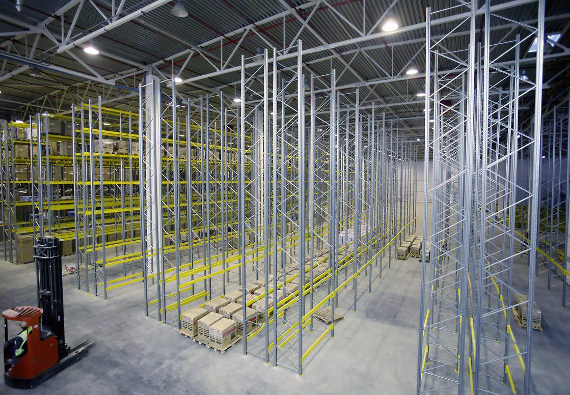 Central Properties заключила сделку по продаже складского комплекса в Шушарах Central Properties продала логистический парк Вэйлкорп площадью 41 тыс кв м в Шушарах Эксперты оценивают сумму сделки более чем в 3 1 млрд руб 95 долей актива теперь принадлежит ООО Рентики Бенефициаром компании является ЗПИФ Симметрия под управлением ООО УК БФА Татьяны Стукань Логистический корпус введенный в эксплуатацию в 2008 году ранее принадлежал Logicor В 2023 году компания продала объект за 1 7 1 8 млрд руб покидая российский рынок Фото Евгений Павленко Коммерсантъ kommersant spb