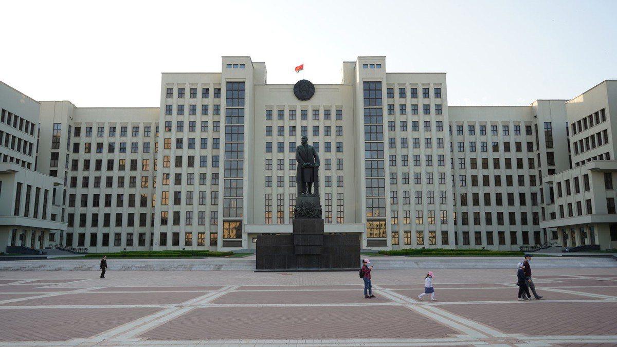 Облисполкомы получили право формировать сельскохозяйственные сырьевые зоны Указ об этом сегодня подписал Александр Лукашенко Кроме этого указ устанавливает единый механизм формирования сырьевых зон Сообщается что это будет способствовать увеличению загрузки мощностей предприятий Подробнее