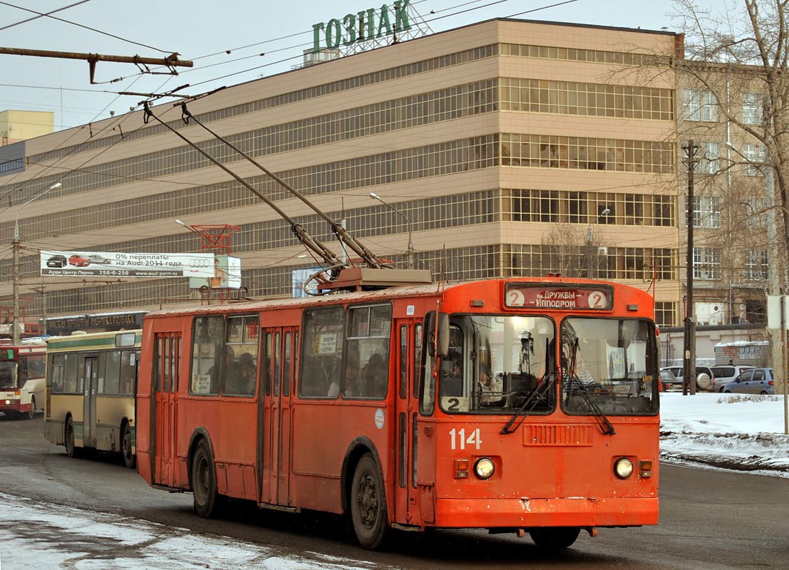Троллейбусы в Перми всё В городе их убрали ещё в 2019 году а сейчас могут прекратить сообщение и в Березниках Причина износ состава и инфраструктуры В Департаменте транспорта Перми нам сказали что обновлять их затратно Вместо этого выбрали повышать экологичность развивать автобусы и трамваи Шесть троллейбусов сохранили они станут музейными экспонатами Подписаться Дать буст