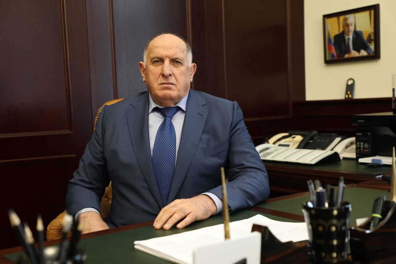 Абдулмуслим Абдулмуслимов поздравил работников нефтяной и газовой промышленности с профессиональным праздником По словам премьер министра региона нефтегазовый комплекс является стратегически важной отраслью для Республики Дагестан одним из ключевых элементов развития социальной сферы стабильности и благополучия общества Благодаря вашему труду и профессиональному отношению к выбранному делу осуществляется бесперебойная добыча транспортировка и переработка нефти и газа в дома жителей приходят свет и тепло а промышленная и транспортная отрасли получают необходимое сырье В Дагестане как и по всей стране успешно реализуется федеральная программа социальной догазификации результаты которой существенно облегчили жизнь дагестанцев особенно проживающих в горных районах республики Так за время действия программы свыше 5 5 тыс домовладений в 433 населенных пунктах получили возможность подключиться к газовым сетям За счет средств республиканского бюджета за последние четыре года в Дагестане построено 25 объектов газификации общей протяженностью 384 км Большая работа проводится в рамках Республиканской инвестиционной программы по которой на период с 2025 по 2027 годы профинансированы мероприятия по 16 объектам газификации в 13 муниципальных образованиях В рамках реализации программы развития газоснабжения и газификации до 2030 года ПАО Газпром в Дагестане запланировано строительство более 1000 км межпоселковых газопроводов и свыше 900 км внутрипоселковых газопроводов в 22 районах республики что позволит обеспечить газом еще более 29 тыс домовладений Особую благодарность сегодня выражаю ветеранам отрасли чей многолетний опыт и знания являются бесценным наследием для молодого поколения специалистов Желаю вам и вашим семьям крепкого здоровья уверенности в завтрашнем дне благополучия успешной работы и достижения всех поставленных целей на благо России и Дагестана говорится в поздравлении