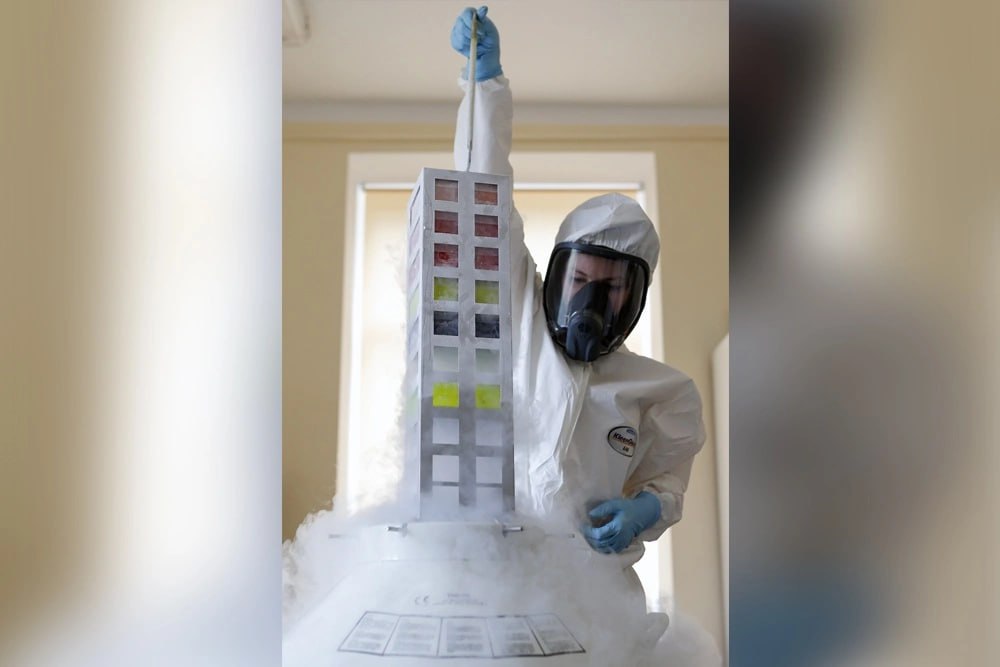 В ФМБА сообщили о готовности трех пептидных вакцин от колоректального рака Уже 400 заявок получили отбор пациентов производят и уже три вакцины готовы и уже будут вводить К сожалению на них нет тарифов пока они делают это за свой счет Масштабирование процесса должно быть рассказала первый заместитель руководителя Федерального медико биологического агентства ФМБА Татьяна Яковлева Напомним ранее сообщалось что в РФ начинается клиническое применение вакцин от меланомы и колоректального рака разработанных российскими учеными Вакцины предназначены не для профилактики а для лечения уже развившегося заболевания за счет воздействия на иммунную систему пациента Причем они создаются персонально для каждого человека на основе генетического профиля его опухоли Их общая задача научить иммунную систему распознавать и уничтожать раковые клетки Подписаться на Российскую газету в Читать нас в MAX