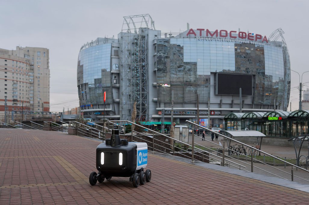 Роботы вместо мигрантов Яндекс запустил в Петербурге доставку роверами Яндекс объявил о начале использования в Петербурге роботизированной доставки Роверы четвертого поколения уже начали доставлять заказы из Яндекс лавки в Приморском районе города Сейчас роботы доставщики работают в дарксторе рядом с набережной реки Каменки С 1 декабря они будут развозить заказы еще из четырех локаций в Приморском районе В 2026 г Яндекс хочет довести количество петербургских дарксторов с роботизированной доставкой до 50 Напомним что в Петербурге 22 ноября вступил в силу запрет на работу мигрантов в службах доставки По мнению экспертов в перспективе роботизированная доставка способна решить кадровую проблему Уже сейчас робот по стоимости сравним с работой курьера и экономическая оптимизация проекта будет только усиливаться спрос на доставку растет быстрее чем появляется людей готовых работать курьерами Подробнее в материале на нашем сайте Яндекс Подпишитесь на Ведомости Северо Запад