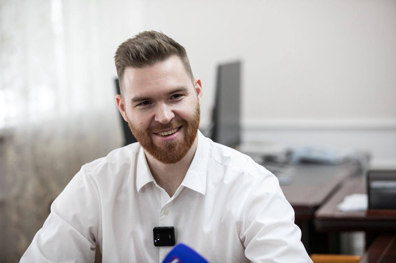 Молодой соратник губернатора Паслера выходит на работу в свердловское правительство. К обязанностям 31-летний Петухов приступит уже на этой неделе, рассказал источник "Погон". Когда Паслер был главой Оренбургской области, Петухов занимал должность замгубернатора-министра экономики. На какой позиции он окажется в свердловском правительстве, пока не раскрывается. По одной версии, ему может отойти часть функционала первого замгубернатора Шмыкова. Главный политический канал Урала
