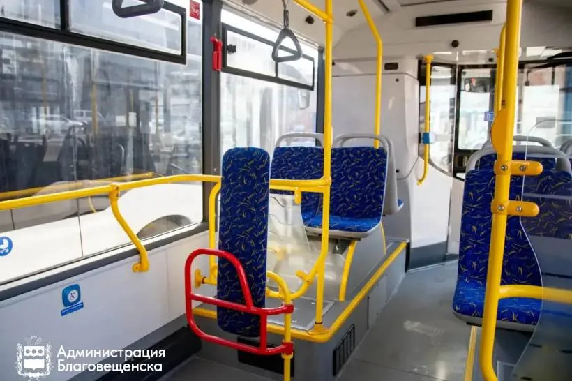 Мэр Благовещенска поручил уделить больше внимания чистоте автобусов после жалоб горожан В адрес руководства города неоднократно обращались жители и отмечали что автобусы на маршрутах убирают недостаточно тщательно и часто В мэрии пояснили что салон автобуса убирается ежедневно после окончания рейса подметают пол протирают окна и поручни а также очищают сиденья Этим занимаются специализированные организации Снаружи автобусы моют по мере загрязнения транспорта но не реже одного раза в месяц Порядок в салоне наводят и сами водители в перерывах между рейсами хотя это и не входит в их обязанности Администрация проверяет автобусы по утрам перед выездом в рейсы Если есть нарушения выписывается штраф и максимально быстро устраняется беспорядок В администрации города также призвали благовещенцев помогать сохранять чистоту в автобусах не заносить еду напитки и грязные предметы в салон не перевозить животных без специальных переносок не оставлять мусор в салоне Подписаться Мы в MAX
