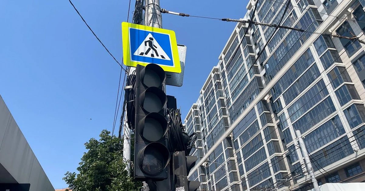 Свет отключили в центре Краснодара из-за аварии на линии В центральной части Краснодара, на улицах Октябрьская и Будённого, временно прекратили работу магазины и пункты выдачи товаров из-за отключения электроэнергии. На перекрестках прекратили функционирование светофоры, присутствие регулировщиков не зафиксировано. Предполагают, что причиной происшествий стали технические неисправности на линиях электроснабжения. Специалисты соответствующих служб прибыли на место для диагностики и последующего устранения неполадок. Утренний Юг Связь с редакцией: Подписаться на «Утренний Юг»
