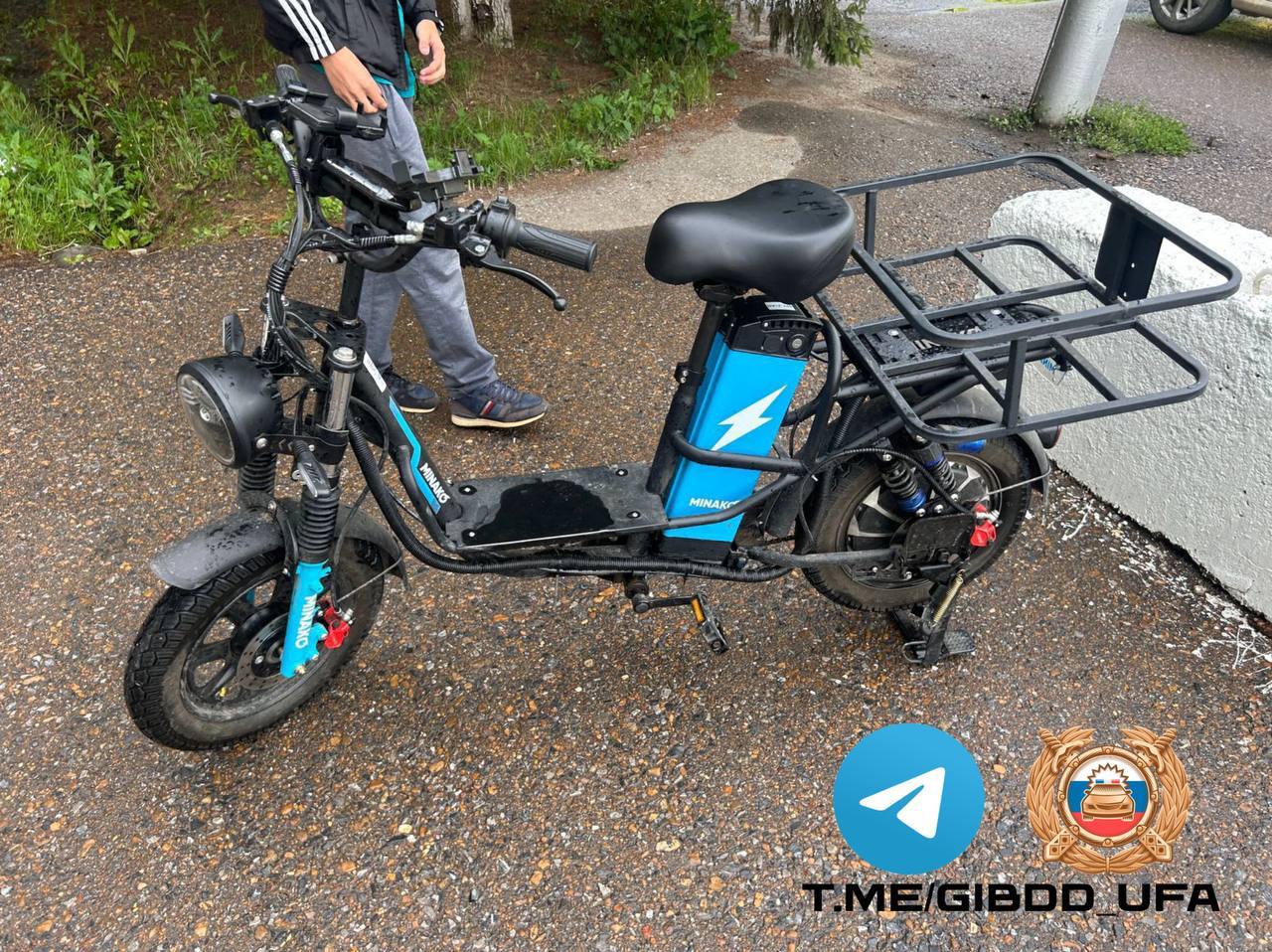 # В Уфе 19-летний курьер на электровелосипеде сбил на тротуаре трехлетнего мальчика ДТП произошло 4 июля на улице Первомайская. Как сообщили в Госавтоинспекции, мальчика с травмами доставили в больницу. На аварию внимание обратил глава Следкома России Александр Бастрыкин. Он поручил возбудить уголовное дело и доложить ему о расследовании. На данный момент правоохранители проводят проверку.