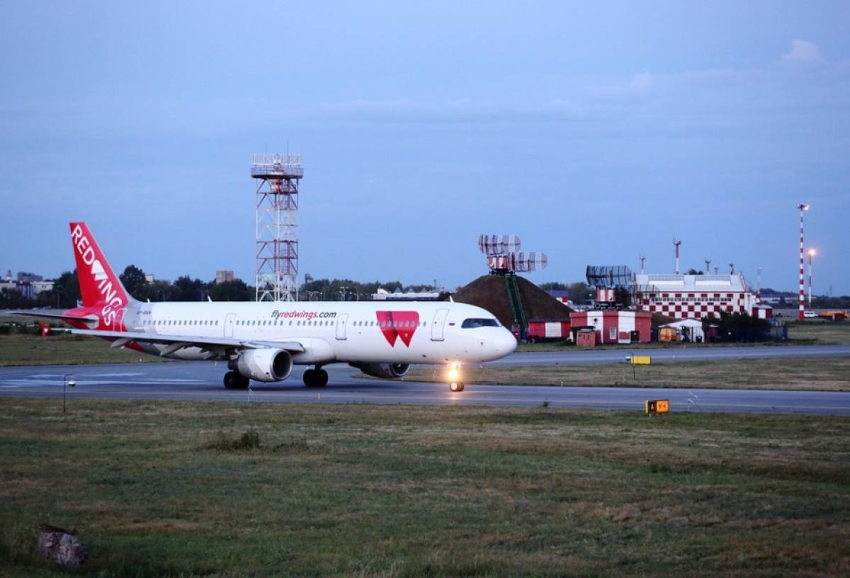 В октябре из Улан-Удэ в Омск запустят прямой рейс  Авиакомпания Red Wings открыла продажи билетов на новый прямой маршрут Улан-Удэ  Бурятия  – Омск. Перелеты стартуют с 5 октября.  Вылеты планируются раз в неделю, по воскресеньям. Отправление из Омска в 9:10 утра, прибытие в Улан-Удэ в 14:35 по местному времени. В обратном направлении самолет будет вылетать в 15:35, прибывать в Омск в 17:20. Время в пути составит от 3 часов 25 минут до 3 часов 45 минут. Рейс будет выполняться на самолетах Sukhoi Superjet 100.  Стоимость билетов в одну сторону - от 7300 рублей, тариф включает только ручную кладь до 5 кг. Билет с багажом обойдется уже в 9900 рублей. При покупке билетов сразу туда и обратно стоимость перелета будет ниже - от 11 тыс. рублей в обе стороны.