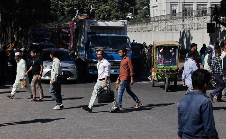 Бангладеш стала крупнейшим должником России сменив на первом месте многолетнего лидера Белоруссию Согласно данным Всемирного банка которые изучил РБК по состоянию на конец 2024 года южноазиатское государство задолжало России рекордные 7 84 млрд За год долг Бангладеш вырос на 19 на конец 2023 год страна задолжала России 6 6 млрд Белоруссия заняла второе место несмотря на то что за год долг снизился на 1 6 с 7 75 млрд до 7 62 млрд На третьем месте оказалась Индия чьи обязательства за год выросли на 19 с 4 1 млрд до 4 9 млрд В пятерку традиционно вошли Египет чей долг перед Россией увеличился на 24 с 3 3 млрд до 4 1 млрд а также Вьетнам чей объем задолженности за год не изменился оставшись на уровне 1 4 млрд Фото Mohammad Ponir Hossain Reuters РБК в Telegram и MAX