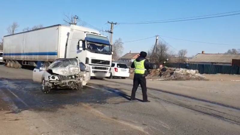 В Уссурийске Приморского края суд вынес приговор водителю, совершившему пьяное ДТП со смертельным исходом   Уссурийский районный суд вынес приговор 38-летнему жителю села Улитовка Уссурийского городского округа  на момент ДТП ему было 36 лет , обвиняемому в совершении дорожно-транспортного происшествия со смертельным исходом.  Так, в феврале 2023 года в дежурную часть отдела МВД России по городу Уссурийску поступило сообщение о дорожно-транспортном происшествии в районе дома № 41 «А» на Новоникольском шоссе.  На место автоаварии прибыли сотрудники Госавтоинспекции, следственно-оперативная группа отдела полиции, бригада скорой медицинской помощи.  Полицейские установили, что водитель автомашины Toyota Crown, находясь в состоянии опьянения, двигался по Новоникольскому шоссе со стороны улицы Губрия в направлении улицы Юбилейной. Выехав на полосу проезжей части, предназначенную для встречного движения, он совершил столкновение с автомобилем марки LADA 212140.   В результате ДТП 63-летний водитель  автомашины LADA получил травмы, не совместимые с жизнью, а его 62-летняя супруга, которая находилась на переднем пассажирском сиденье получила травмы, которые согласно заключению судебно-медицинской экспертизы квалифицируются как тяжкий вред здоровью.  Следователем отдела полиции было возбуждено уголовное дело по пункту  «а» части  4 статьи  264 УК РФ «Нарушение лицом, управляющим автомобилем, правил дорожного движения, повлекшее по неосторожности смерть человека, совершенное лицом, находящемся в состоянии опьянения».   Виновник смертельного ДТП на период проведения предварительного следствия находился под стражей.   Уссурийский районный суд, рассмотрев материалы уголовного дела, признал мужчину виновным в совершении преступления и назначил ему  наказание в виде лишения свободы сроком на  6 лет 6 месяцев с отбыванием наказания в исправительной колонии общего режима, с лишением права заниматься деятельностью, связанной с управлением транспортными средствами, сроком на  2  года 6 месяцев.  Кроме того, в качестве компенсации морального вреда суд взыскал с подсудимого в пользу двоих сыновей погибшего по 800 000 рублей и 600 000 рублей в пользу супруги погибшего.  Приговор в законную силу не вступил    Полиция Приморья