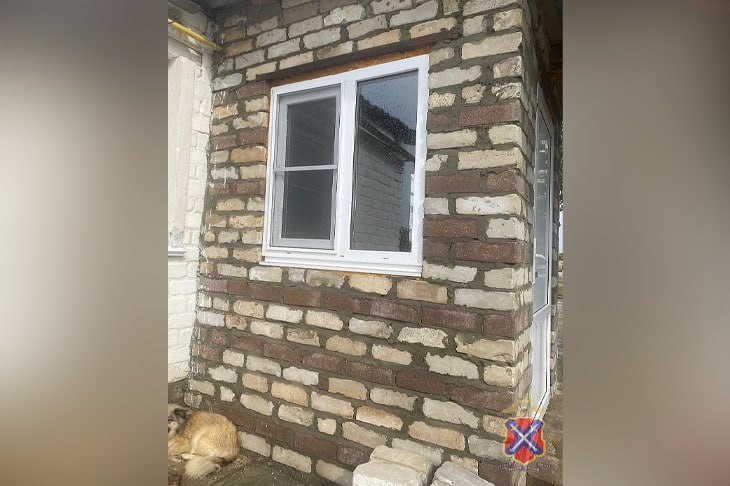 Бес попутал? Под Волгоградом осудят серийного похитителя облицовочного кирпича В Октябрьском районе Волгоградской области полицейские раскрыли дело о краже стройматериалов. За помощью к силовикам обратилась владелица участка на территории одного из хуторов. Правоохранителям удалось установить, что в октябре 2024 года местный житель решил сделать к дому пристройку, однако вскоре выяснилось, что он переоценил свои запасы кирпича. Выход из сложившейся ситуации нашёлся сам собой, ведь одновременно соседи начали строительство забора. Мужчина решился пойти на кражу. - С этой целью он ночью, вооружившись тачкой, подкрался к забору соседки и в три приема перевез к себе во двор похищенные стройматериалы, - сообщили журналистам в пресс-службе ГУ МВД России по Волгоградской области. Но беда не приходит одна. Горе-строитель вновь просчитался и даже с ворованным кирпичом не смог достроить помещение. Выждав время, мужчина вновь вооружился тачкой и тёмной, теперь уже ноябрьской ночью отправился на «дело».