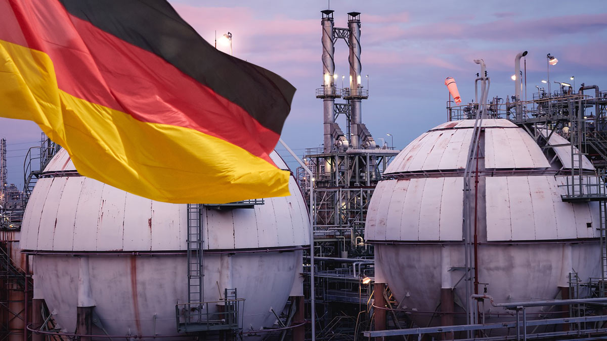 Германия не в состоянии заполнить свои газовые хранилища к сезону Германия снижает установленные законом ЕС целевые показатели по хранению газа: хранилища в пещерах должны быть заполнены на 80% к 1 ноября, а «пористые резервуары» - на 45%, за исключением четырех участков вблизи границ Швейцарии и Австрии. Мера Германии была принята после того, как законодатели ЕС проголосовали за снижение целевого показателя запасов газа в регионе до 83%. Власти ФРГ объясняют это казуистикой: «эти шаги направлены на снижение спекуляций на газовом рынке, где в начале этого года наблюдались значительные ценовые искажения, и на то, чтобы сделать заполнение хранилищ зимой 2025/26 года более ориентированным на рынок и экономически эффективным…». YouTube sponsr.ru