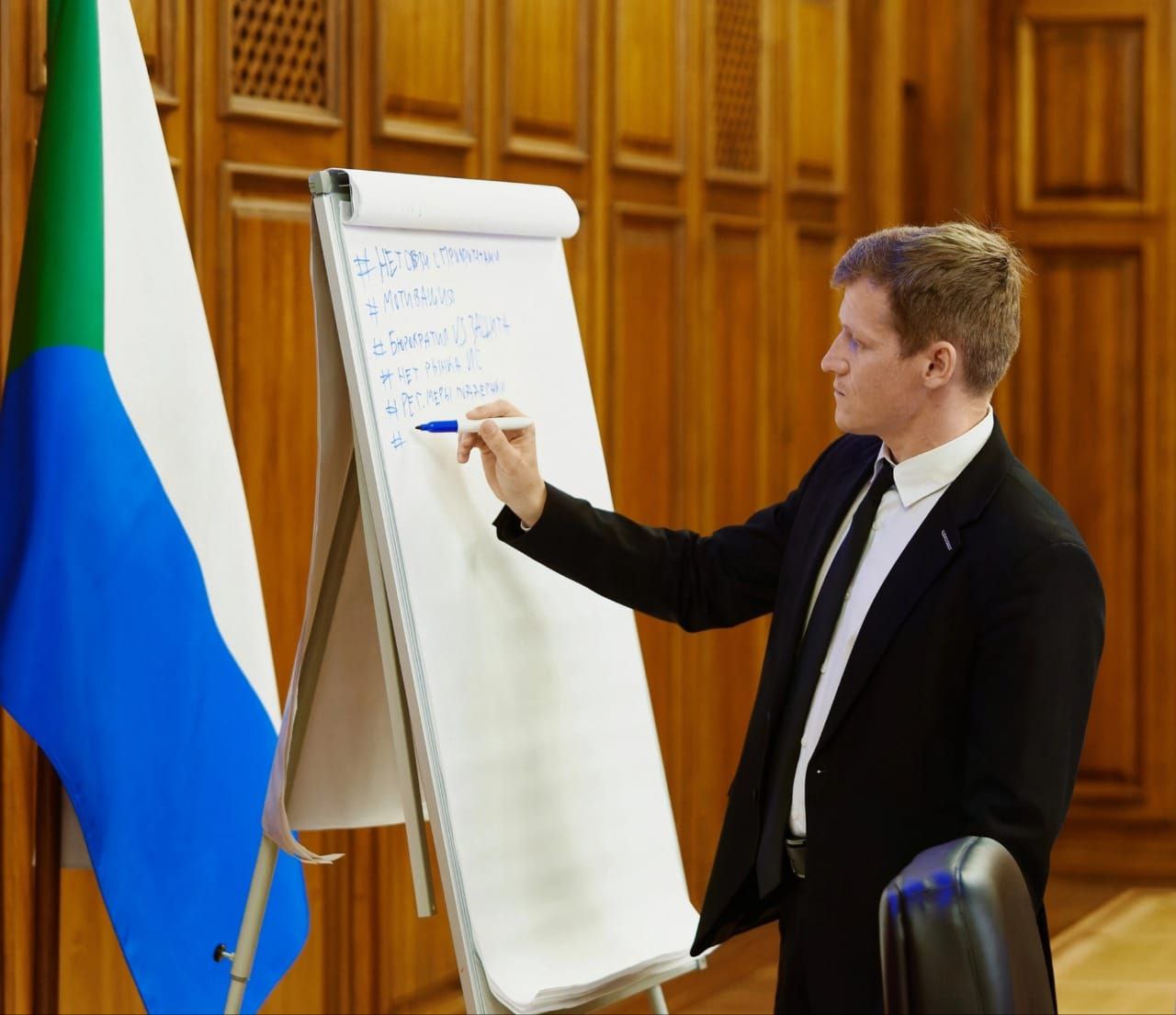 Полпред ДФО Юрий Трутнев провел рабочую встречу с победителем конкурса «Лидеры России» Ильей Купряшкиным, проректором по науке и инновациям Тихоокеанского государственного университета  ТОГУ    Илья Купряшкин стал победителем открытого конкурса для руководителей нового поколения в 2024 году. Юрий Петрович Трутнев, как его наставник, регулярно проводит консультации с управленцем   На встрече обсуждались кадровые инструменты для программы научно-технологического развития Дальнего Востока и Арктики, предложения в программу Восточного экономического форума, векторы дальнейшего персонального профессионального развития наставляемого  #кадры #вуз #лидерыРоссии #наставничество