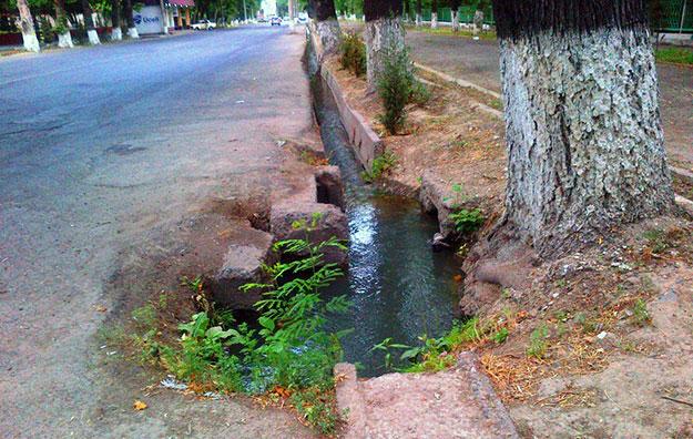 Разработан мастер план городской дренажной системы со следующего года начнутся строительные работы На всех улицах города в арыках должна циркулировать вода заявил президент В рамках программы планируется строительство 150 км закрытой дренажной системы ремонт 197 км каналов и коллекторов а также создание 63 км новых каналов для формирования в городе прохладного микроклимата Будет построено 17 сооружений для сбора дождевой воды Эта вода будет использоваться для полива деревьев и зелёных зон Всем коммунальным организациям столицы и экстренным службам поручено перейти на круглосуточный режим работы заниматься предотвращением аварийных ситуаций и их оперативным устранением а также усилить меры по обеспечению общественной безопасности Остерегайтесь фейков Это единственный официальный канал NovostiUZ Подпишитесь чтобы получать достоверные новости и актуальные курсы валют Вы с Telegram Premium Поддержите нас одним нажатием Ссылка на пост telegram me NovostiUZ 59777