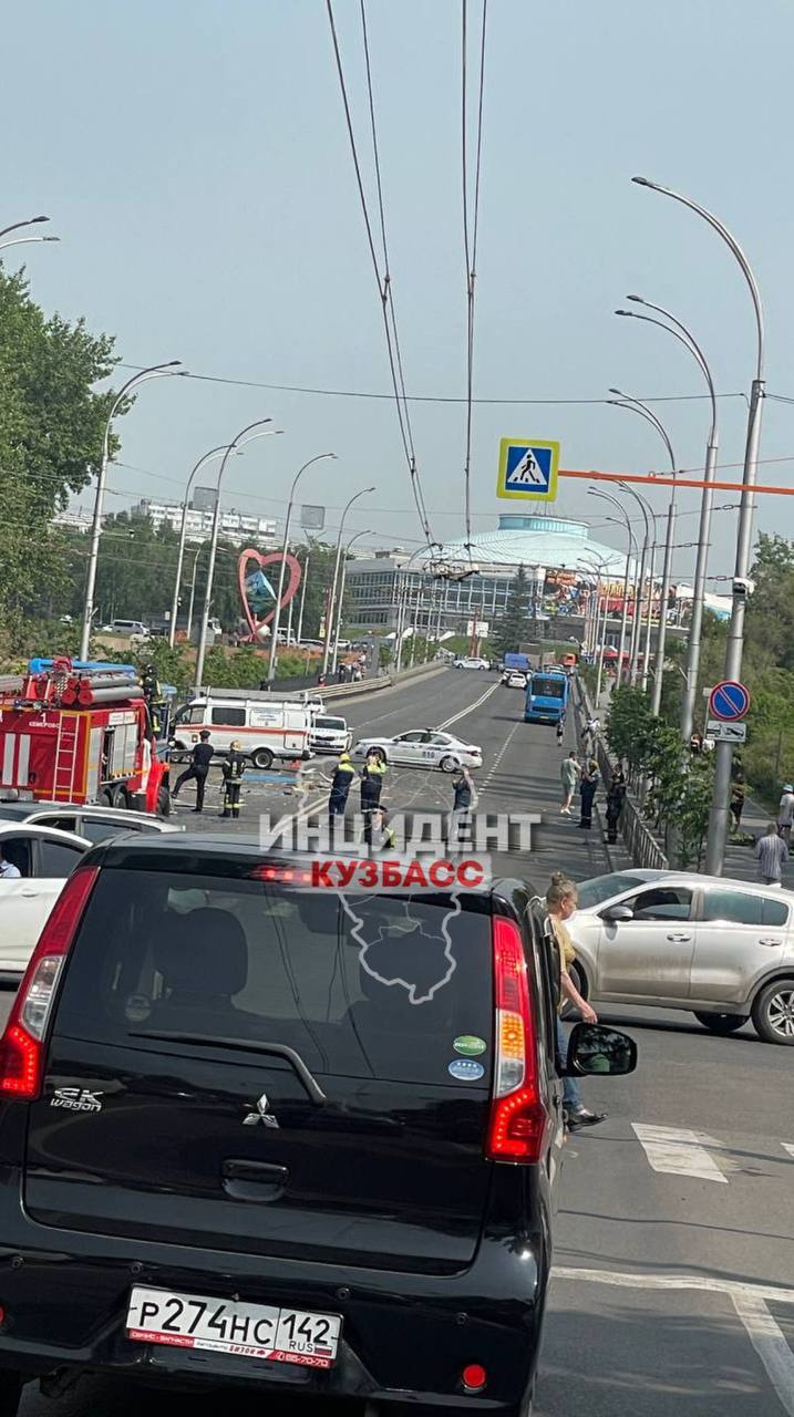 Автобус взорвался в Кемерове на улице Красноармейской. Очевидцы утверждают, что рванул газовый баллон. В салоне вылетели стёкла. Фото «Инцидент Кузбасс» Подписаться Прислать новость Помочь бустами