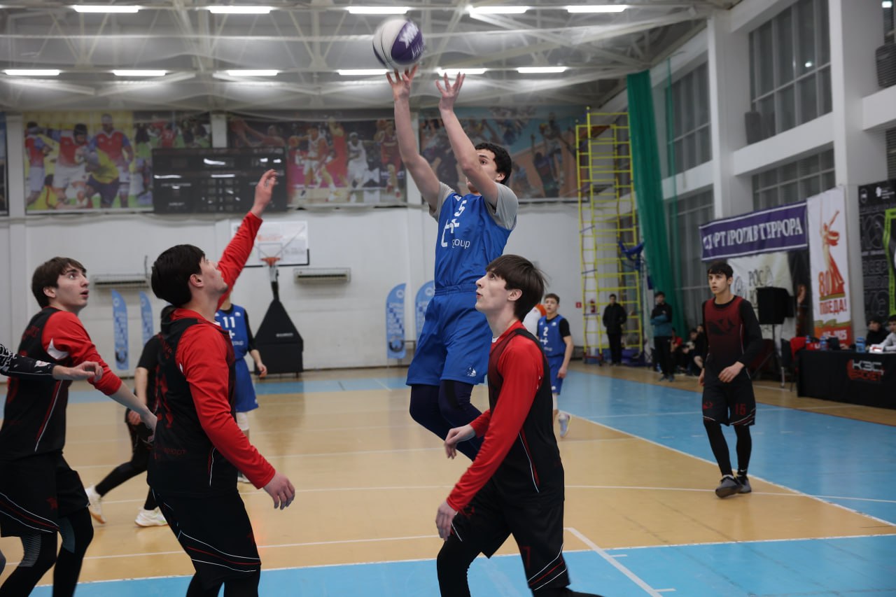 Махачкала станет площадкой проведения финала Северо Кавказского федерального округа Всероссийского чемпионата Локобаскет Школьная лига Решающие матчи примет стадион Труд 29 января В соревнованиях примут участие лучшие школьные баскетбольные команды СКФО среди юношей и девушек победители региональных этапов За выход во Всероссийский суперфинал который пройдет весной поборются представители Дагестана Ингушетии Чеченской Республики Ставропольского края Северной Осетии Алании Карачаево Черкесии и Кабардино Балкарии Чемпионат Локобаскет Школьная лига является федеральным спортивным проектом и проводится в рамках программы Баскетбол в школу