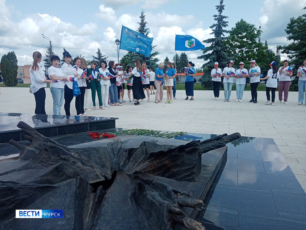 1 2 3 4 В Курске стартовал патриотический автоквест «Сохраненная память» В автоквесте участвуют свыше 200 работников образовательной сферы города Курска. Всего 42 команды: сотрудники школ, детских садов и организаций дополнительного образования. Квест включает два этапа. На первом участники принимают участие в интеллектуальной викторине, посвященной историческим событиям. Второй этап требует от команд поиска памятников по описаниям и выполнения творческих заданий: нужно создать сюжеты о памятниках Курска. Вести-Курск. Только проверенная информация Прислать новость